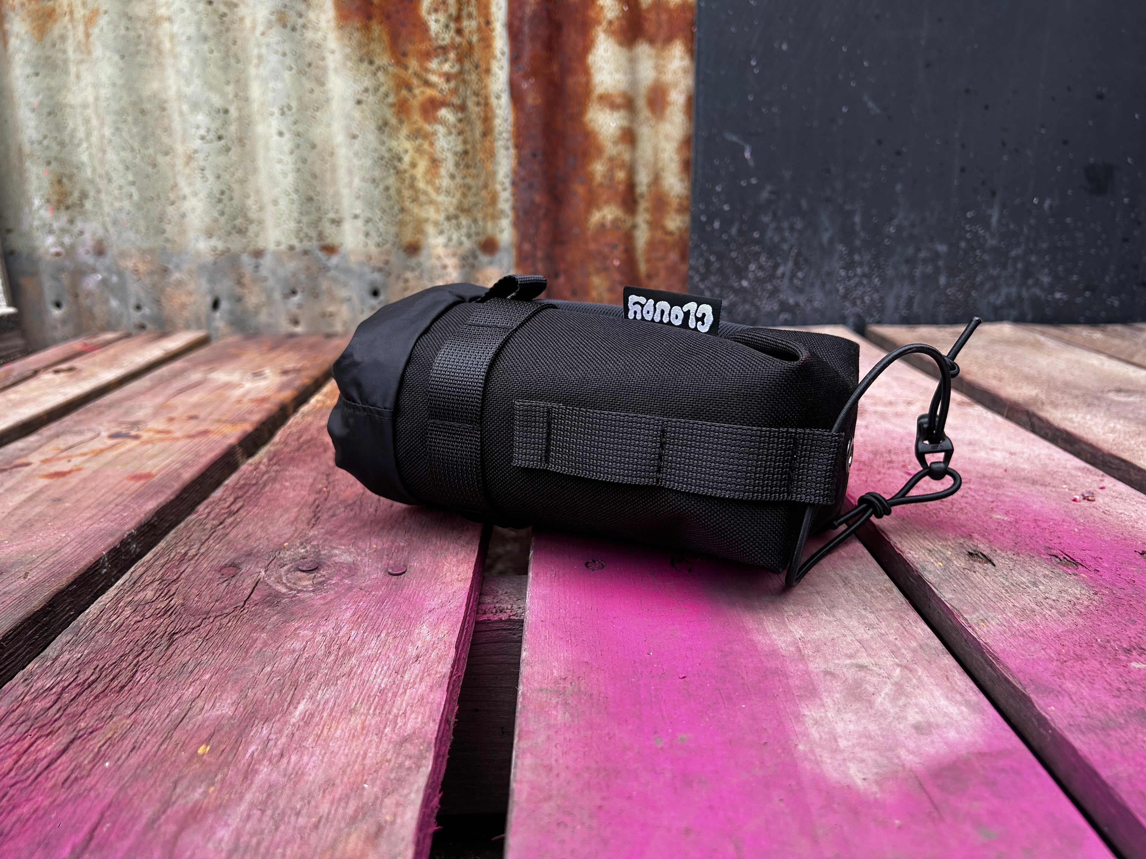 Cloudy stem feed bag